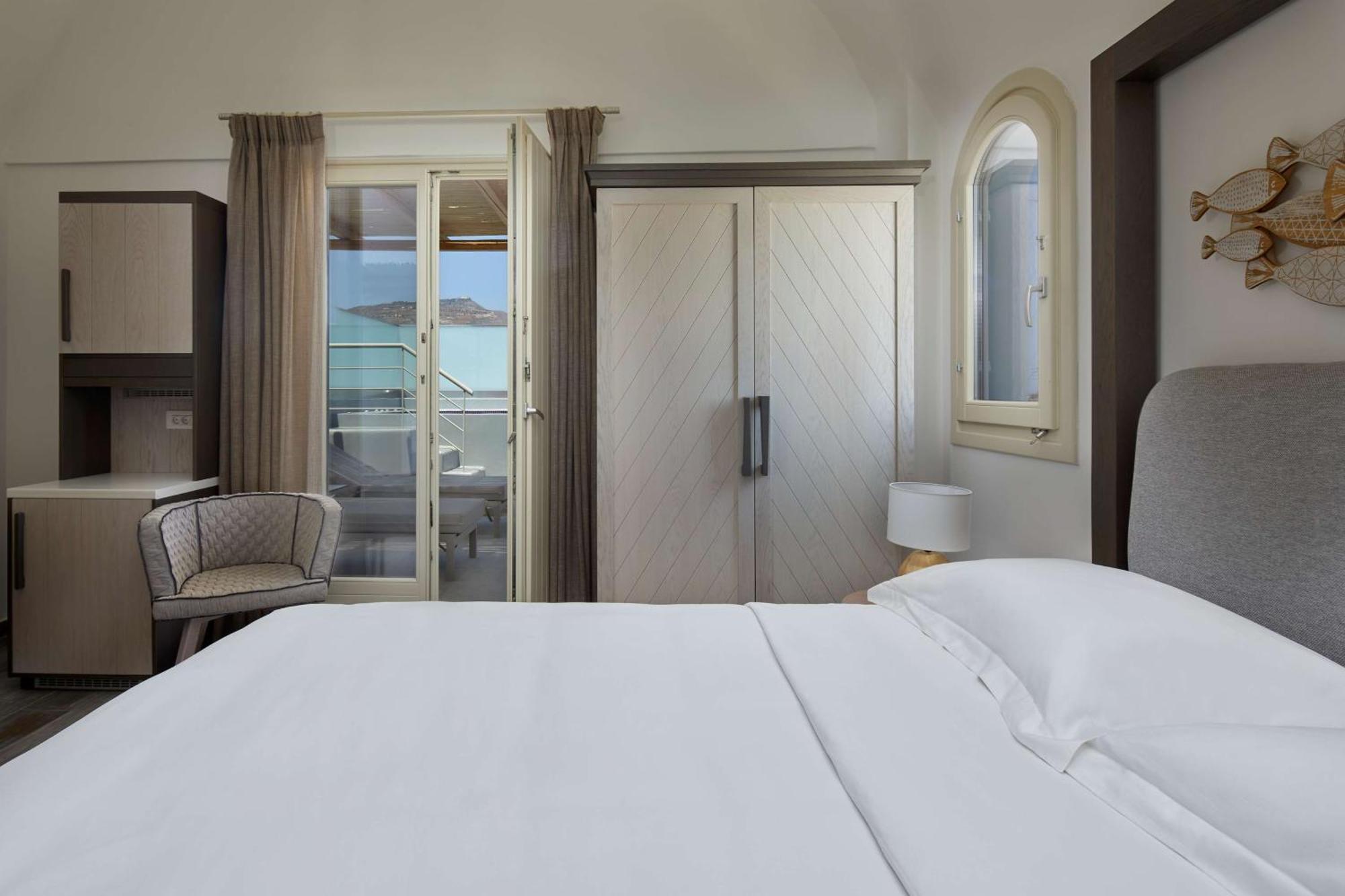 Sea Breeze Santorini Beach Resort, Curio By Hilton Agios Georgios  Exterior foto